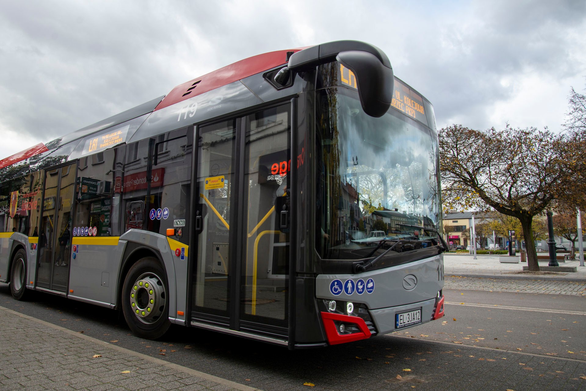Autobus Solaris w barwach ŁKA