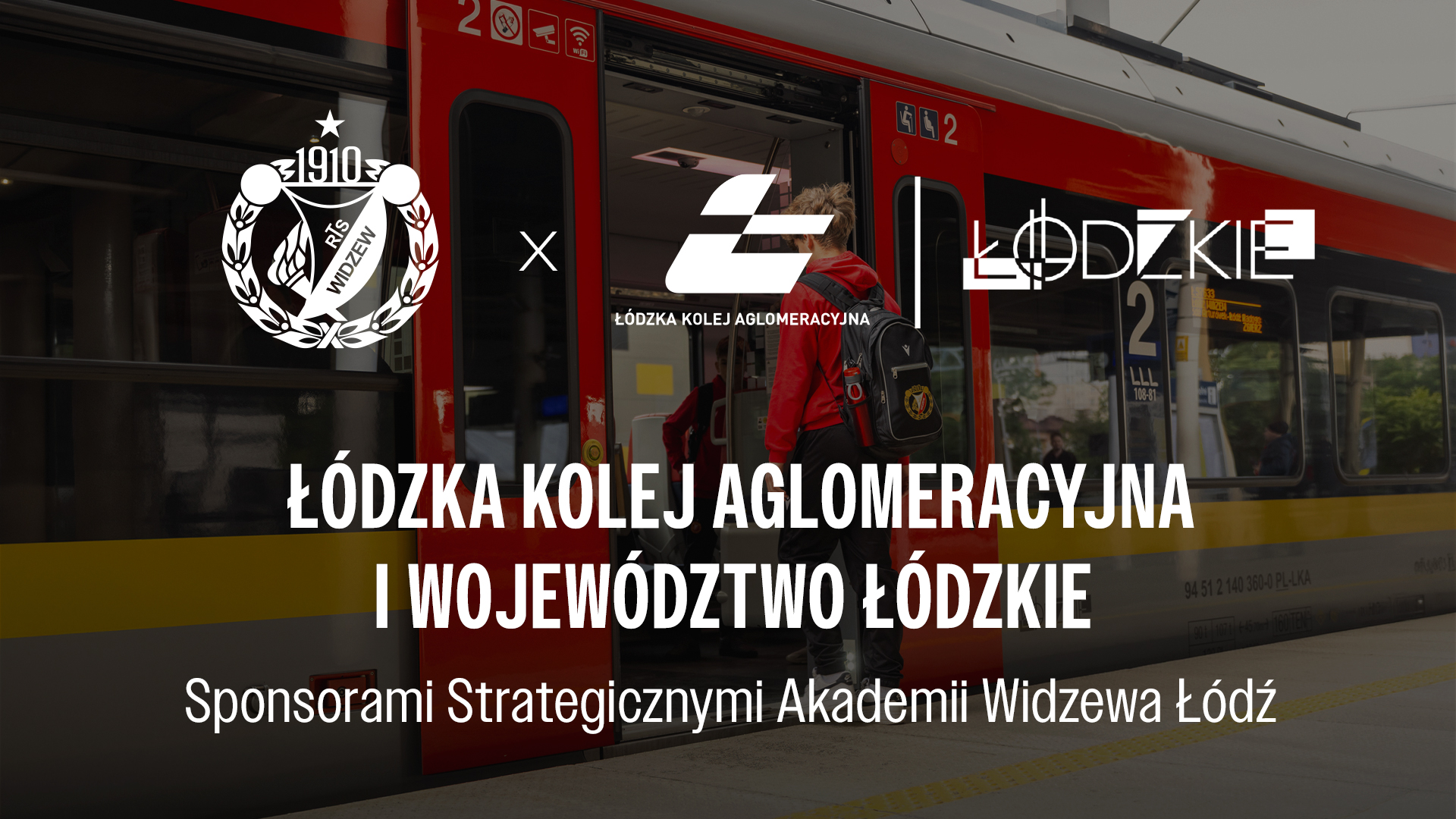 Obrazek przedstawia dziecko wsiadające do pociągu ŁKA