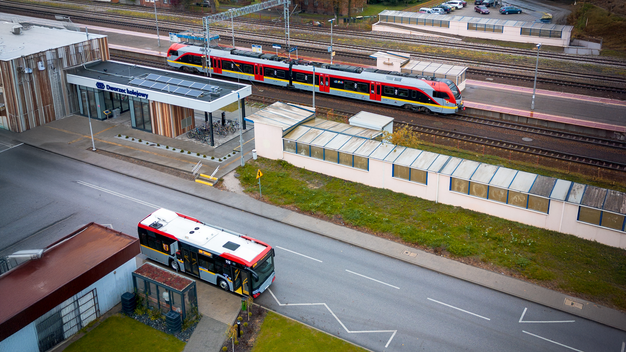 Widok z lotu ptaka na autobus KKA i pociąg ŁKA