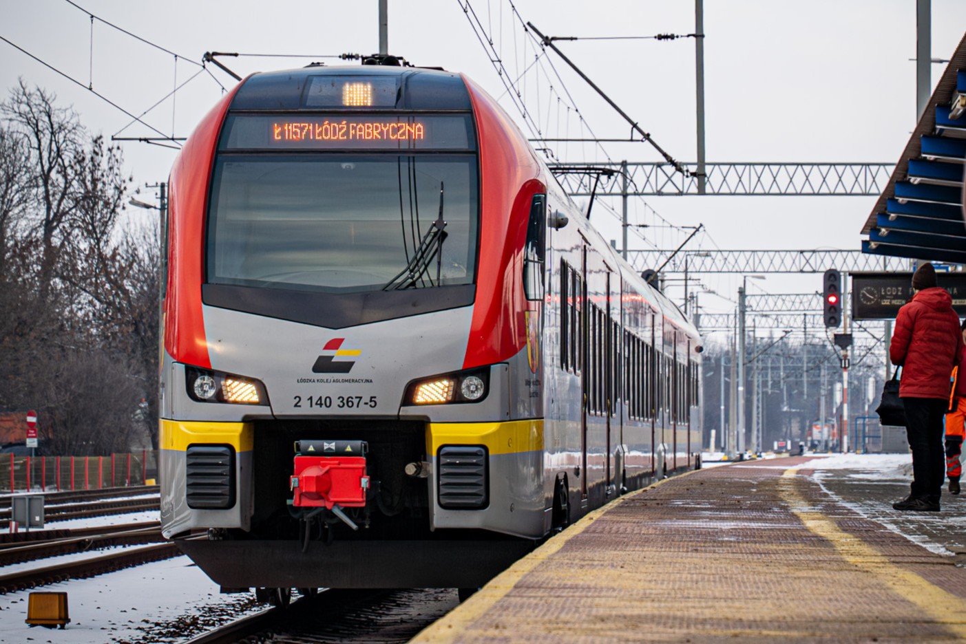 Postój pociągu ŁKA przy peronie w Koluszkach 