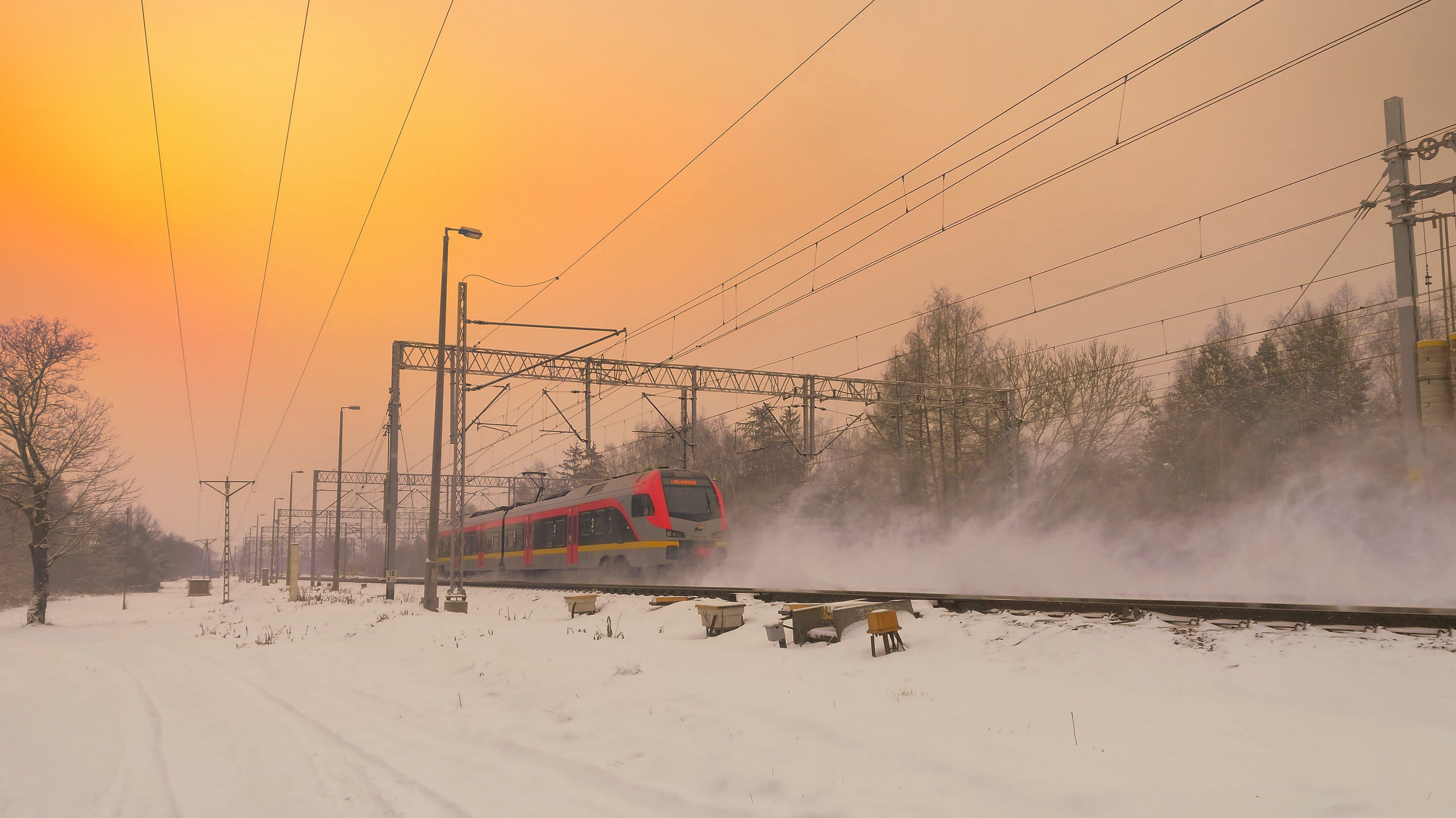 Pociąg ŁKA w zimowej aurze