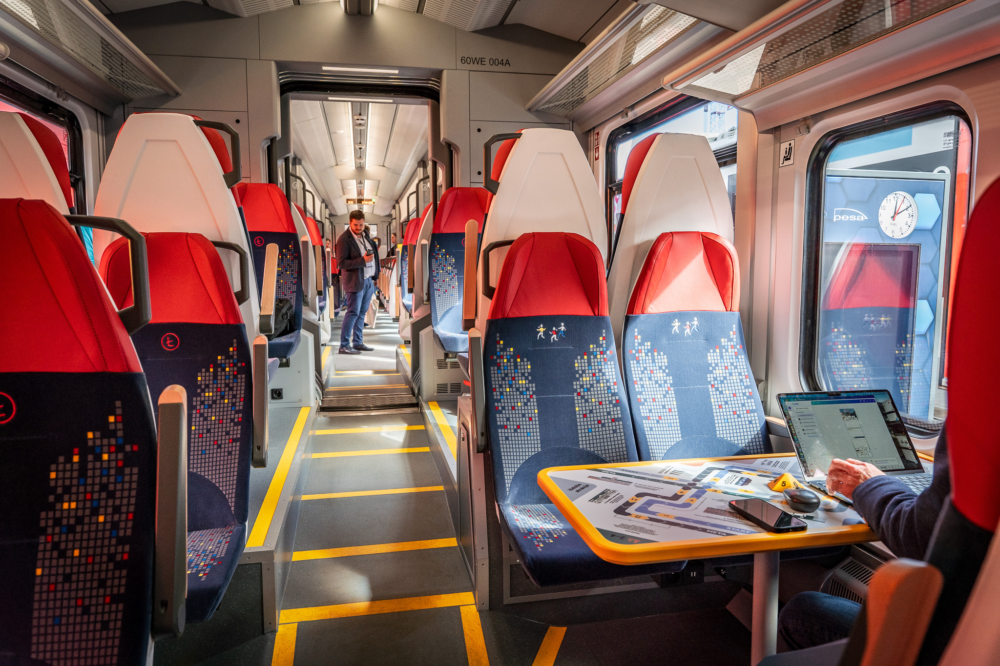 Wnętrze pociągu Pesa Elf 3.0 w barwach ŁKA