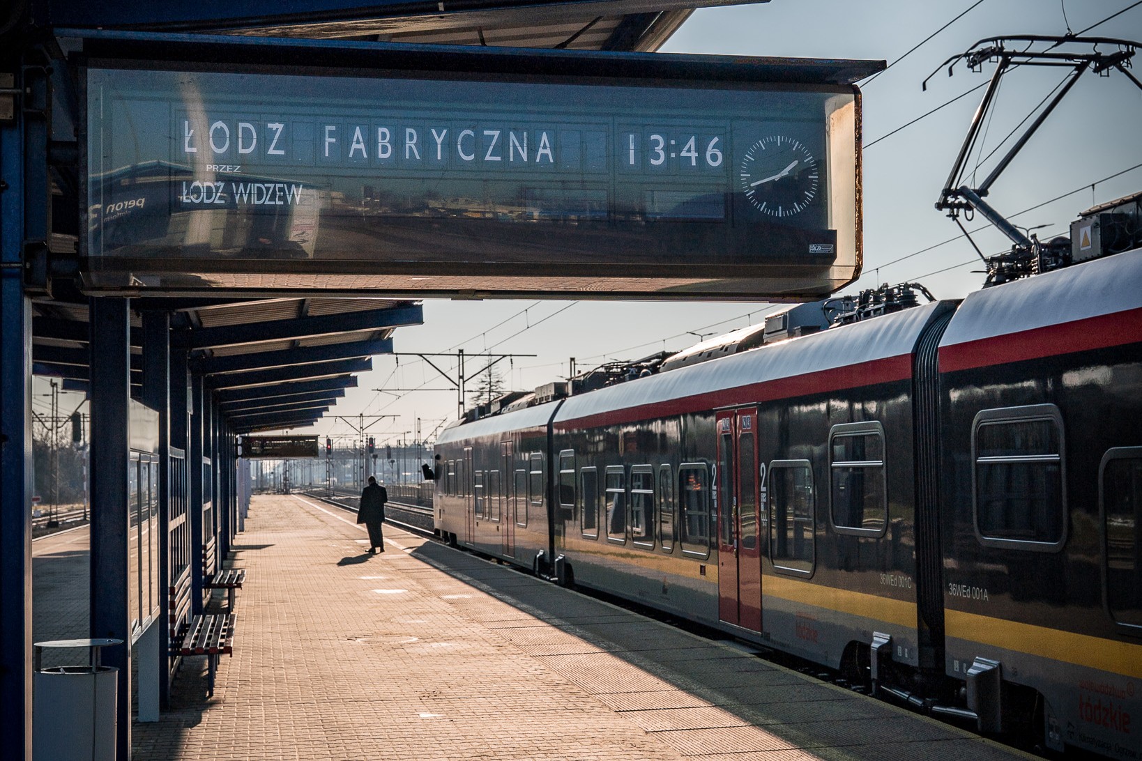 Postój pociągu ŁKA przy peronie w Koluszkach 