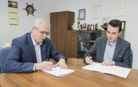 Powiększ zdjęcie: Peter Jančovič oraz Janusz Malinowski podpisują umowę. 