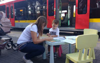 Powiększ zdjęcie: Miejce dla najmłodszych do rysowania w pobliżu pociągu. 