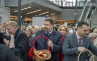 Powiększ zdjęcie: Marszałek Grzegorz Schreiber rozdaje jabłka uczetnikom wydarzenia