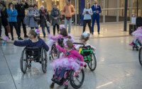 Powiększ zdjęcie: Dzieci tańczące na wózkach inwalidzkich