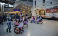 Powiększ zdjęcie: Dzieci tańczące na wózkach inwalidzkich
