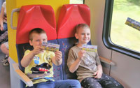Powiększ zdjęcie: Dzieci wewnatrz pociągu