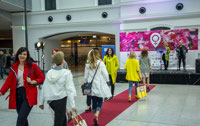 Powiększ zdjęcie: Na czerwonym dywanie przed sceną odbywa się pokaz mody dla Pań