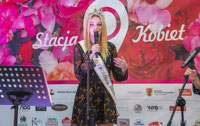 Powiększ zdjęcie: Na scenie przemawia Miss Polski Karolina Bielawska