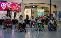 Powiększ zdjęcie: Występ dzieci na wózkach inwalidzkich