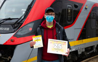 Powiększ zdjęcie: Rekordowy Pasażer na tle pociągu 