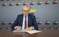 Powiększ zdjęcie: Prezes Janusz Malinowski podpisuje porozumienie.