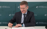Powiększ zdjęcie: Prezes PKP Energetyka podpisuje porozumienie. 