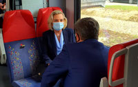 Powiększ zdjęcie: Anna Maria Anders w rozmowie z Grzegorzem Schreiberem w pociągu ŁKA