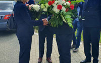 Powiększ zdjęcie: Anna Maria Anders witana przez prezesa ŁKA na Zapleczu Technicznym.