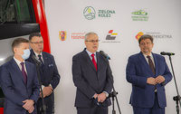 Powiększ zdjęcie: Prezes Janusz Malinowski przemawia, a obok stoją prelegenci - Marszałek Województwa i prezes PKP Energetyka.
