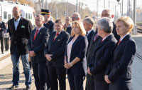 Powiększ zdjęcie: Na zdjęciu grupowym stoją osoby, które wkrótce zostaną odznaczone odznaką "Zasłużony dla kolejnictwa".