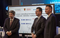 Powiększ zdjęcie: Grzegorz Schreiber, Andrzej Bittel oraz Arnold Bresch pozują na tle podpisanej symbolicznej umowy. 