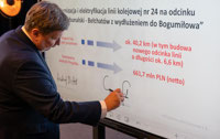 Powiększ zdjęcie: Na zdjęciu podpisu na symbolicznej umowie realizacji inwestycji dokonuje Grzegorz Schreiber. 