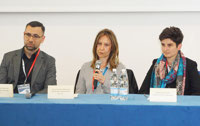 Powiększ zdjęcie: Na zdjęciu trzy osoby uczestniczące w konferencji, Zabiera głos Ewelina Markowska. 