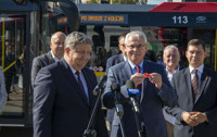 Powiększ zdjęcie: Na zdjęciu prezes Janusz Malinowski odbiera klucz do autobusu wręczony przez Marszałka Województwa Łódzkiego Grzegorza Schreibera, w tle autobusy. 