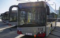 Powiększ zdjęcie: Na zdjęciu widoczne autobusy stojące w rzędzie jeden obok drugiego. 