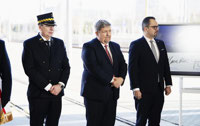 Powiększ zdjęcie: Zdjęcie przedstawia prezesa ŁKA, marszałka UŁ oraz Marcina Horałe. 
