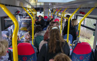 Powiększ zdjęcie: Tłum w autobusie.