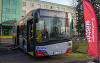 Powiększ zdjęcie: Na zdjęciu autobus na tle urzędu miejskiego w Koluszkach.