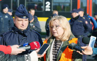 Powiększ zdjęcie: szkolenie z psami na zapleczu technicznym ŁKA