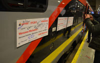 Powiększ zdjęcie: Tablice pamiątkowe na pociągu ŁKA